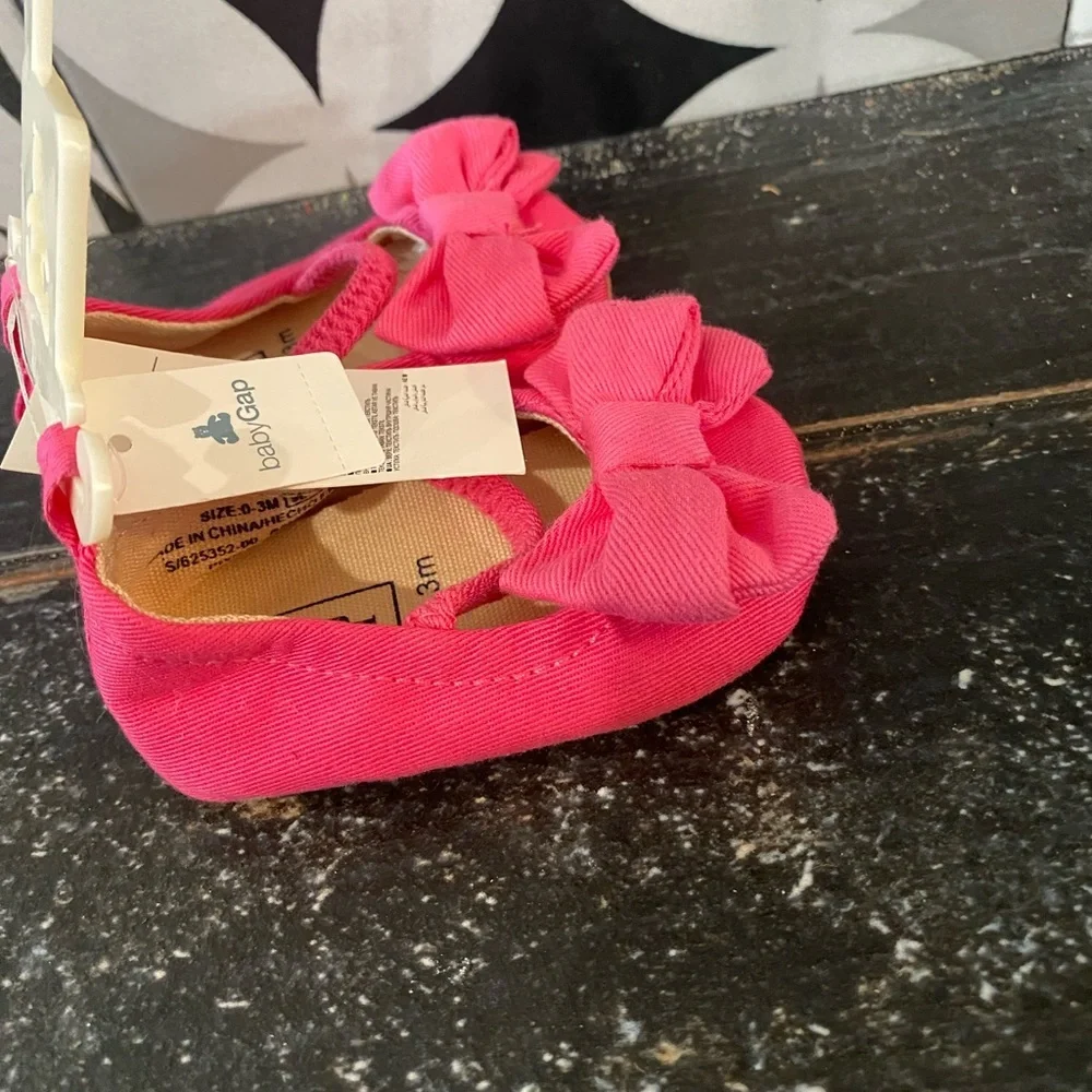 BABY GAP pink soft soles w/ bows🎀🎀 dress up your little with these sweet shoes